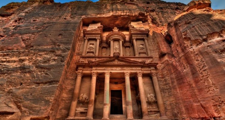 قصة قوم عاد: دروس من التاريخ والعقاب الإلهي